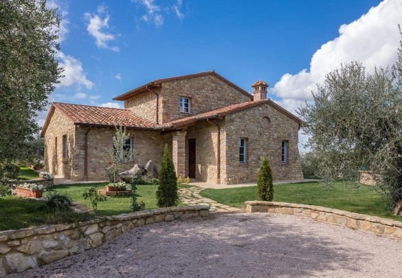 Il Casale dal lato dell'ingresso principale - La Villetta di Dante