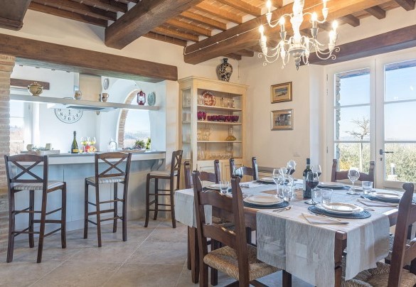 Il tavolo da pranzo apparecchiato per il pranzo con la cucina a vista open space - La Villetta di Dante