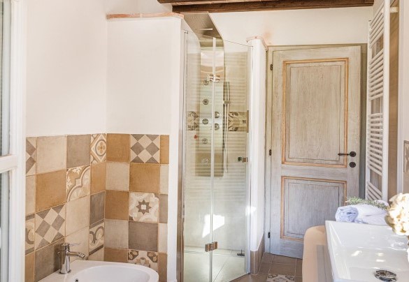 Bagno con doccia n. 1 al piano terra ad uso delle due camere - La Villetta di Dante
