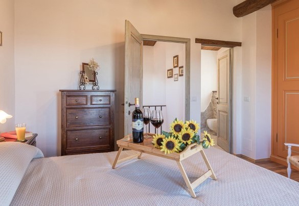 Camera matrimoniale n. 3 al primo piano con bagno en-suite ( n. 2) - La Villetta di Dante