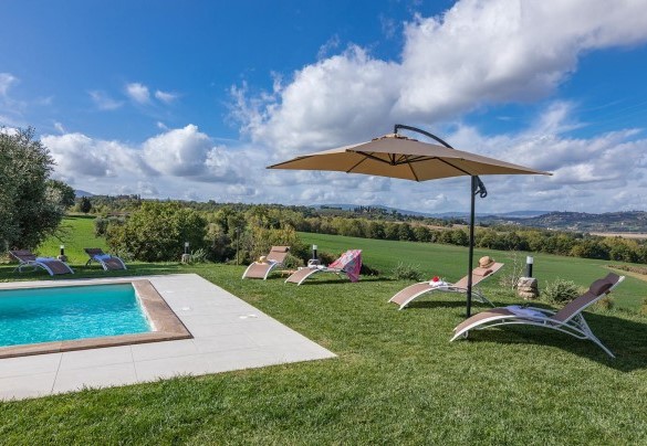 Lo splendido paesaggio visto dalla zona piscina - La Villetta di Dante