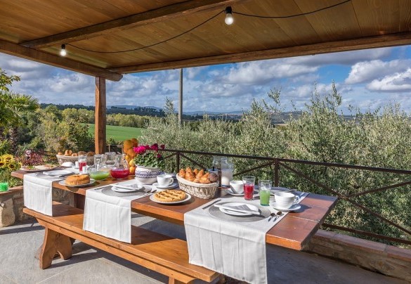 Sotto al portico si potrà apprezzare la tipica campagna toscana, movimentata da oliveti e vigneti - La Villetta di Dante