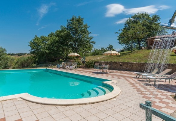 Si accede alla piscina attraverso una scala romana, dotata di ampi gradoni in prossimità dei quali sono predisposte bocchette idromassaggio - Le Bandite 