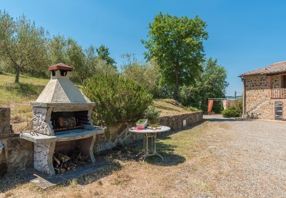 A pochi passi un grande barbecue in pietra e un ulteriore gazebo panoramico attrezzato con salottino - Le Bandite 