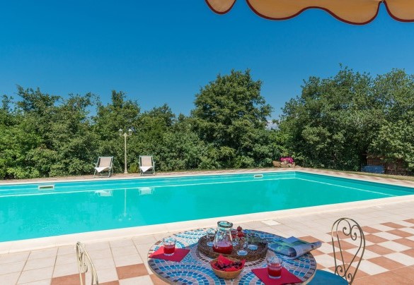 La piscina è incorniciata dal bosco che circonda la proprietà- Le Bandite 
