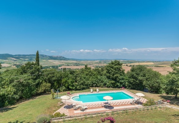 La piscina è posta su un terrazzamento ad un livello inferiore di fronte al casale - Le Bandite 