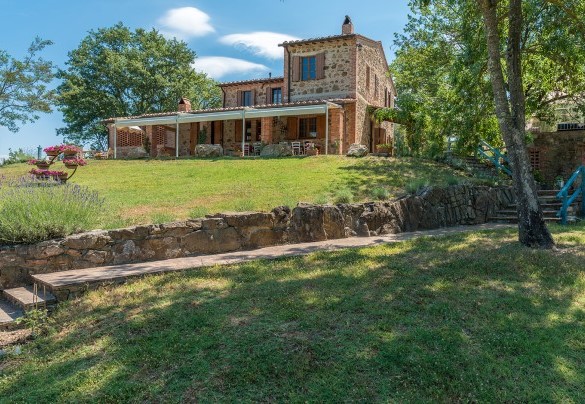 Una vasta distesa di ulivi, un piccolo frutteto, lecci e tanti cespugli di lavanda e rosmarini arricchiscono il giardino - Le Bandite 