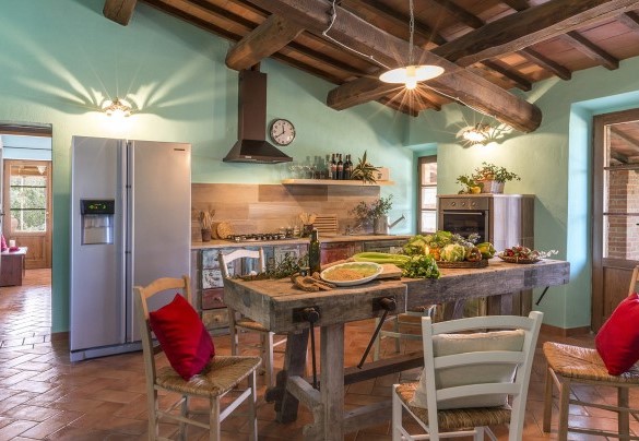 La cucina attrezzata e la porta di ingresso al piano terra - Le Bandite 