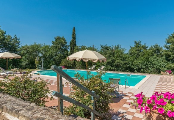 La piscina si raggiunge percorrendo pochi metri attraverso un breve camminamento in pietra grezza e poi scendendo una delle due rampe poste ai lati dell’area- Le Bandite 