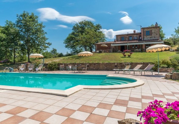 Si accede alla piscina attraverso una scala romana, dotata di ampi gradoni in prossimità dei quali sono predisposte bocchette idromassaggio. - Le Bandite 