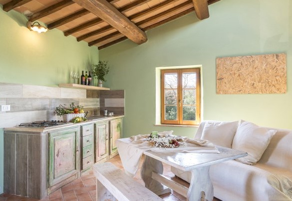 La cucina e il soggiorno al piano superiore - Le Bandite 