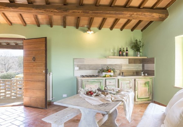 La cucina e il soggiorno al piano superiore - Le Bandite 