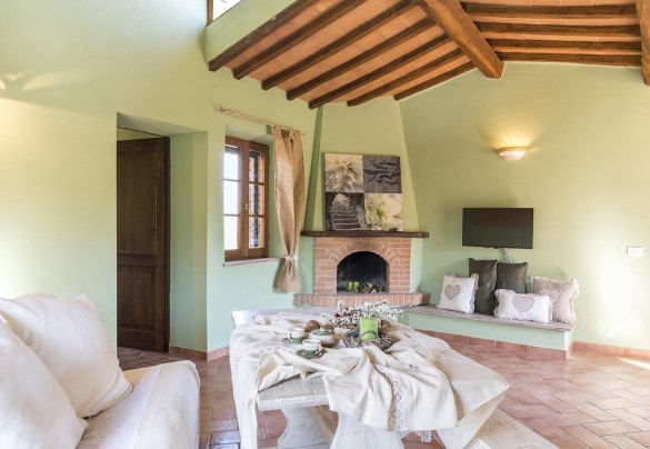 La cucina e il soggiorno con il camino al piano superiore - Le Bandite 