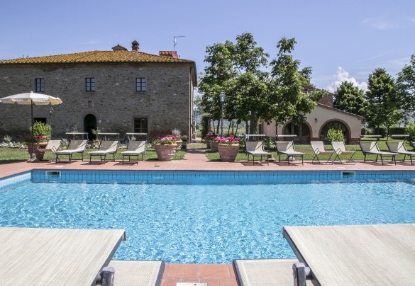 La piscina e il casale principale sullo sfondo - Le Caselle