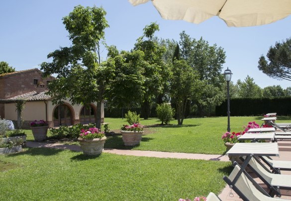 Il curatissimo giardino della proprietà - Le Caselle 