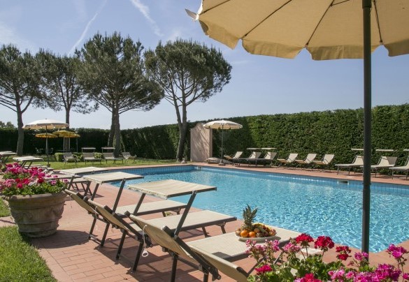 La piscina e la zona prendisole attrezzata con lettini, sdraie, ombrelloni e doccia esterna- Le Caselle