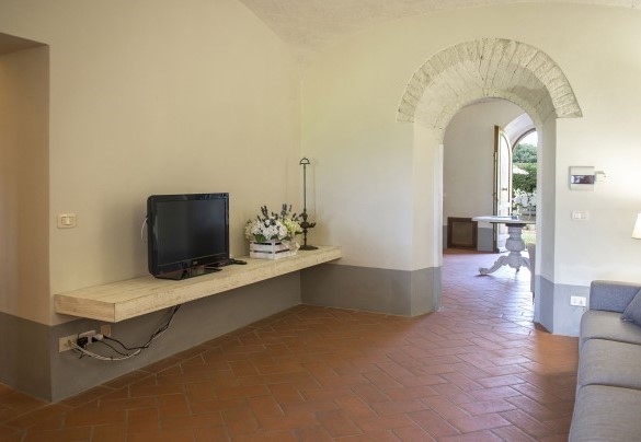 Zona living con divani e Smart TV - Le Caselle 