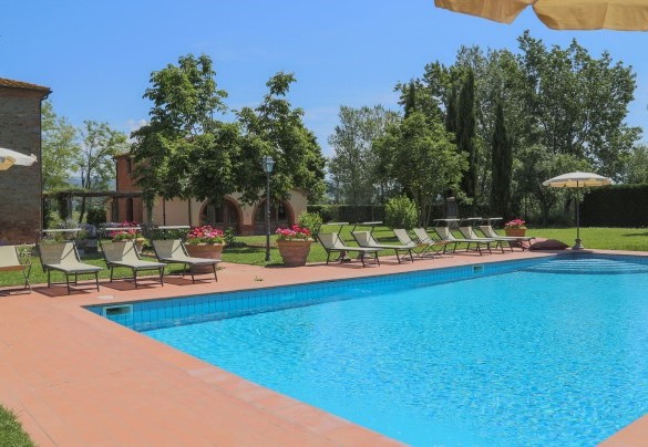 Le dimensioni della piscina sono 7 x 15 m con profondità costante di 1,40 m - Le Caselle