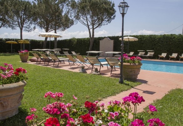 La piscina racchiusa da un'alta siepe - Le Caselle