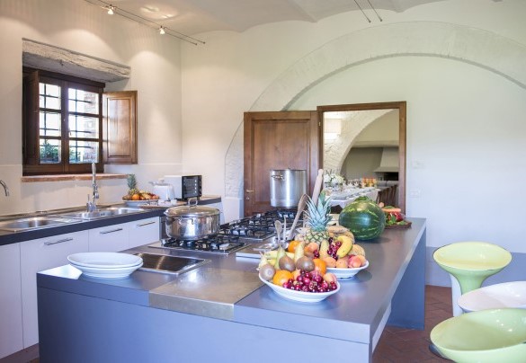 La cucina è posizionata fra la sala da pranzo e l'esterno - Le Caselle 