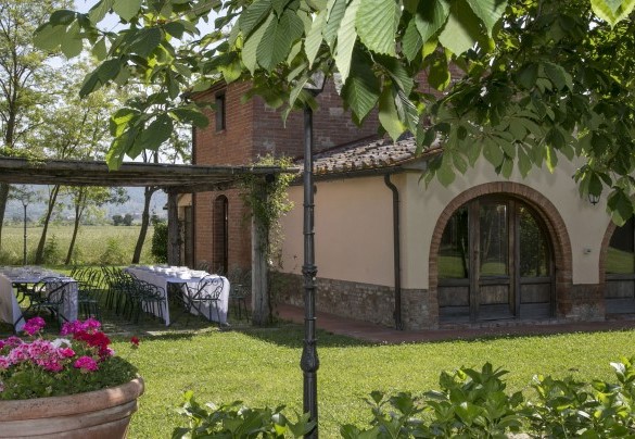 La pergola, arredata con tavoli e sedie e da cui con pochi passi si arriva alla piscina - Le Caselle