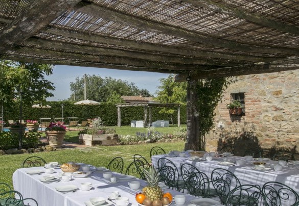La zona per mangiare all'aperto ombreggiata dalla pergola - Le Caselle