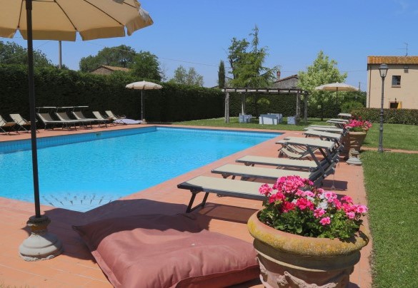La piscina è facilmente raggiungibile vista la morfologia del terreno pianeggiante e la totale assenza di scale - Le Caselle