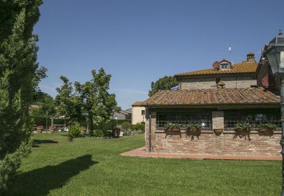 Il curatissimo giardino che circonda la proprietà - Le Caselle 