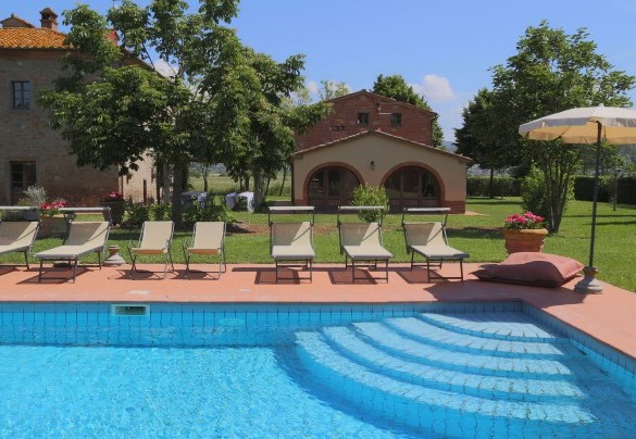 La piscina è collocata all'interno del parco della proprietà - Le Caselle