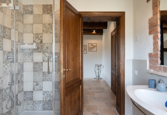 Bagno con doccia n.5 en-suite alla camera n.5. Primo piano - Le Colombelline