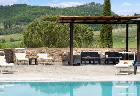 La pergola con salotto all’aperto in piscina - Le Colombelline
