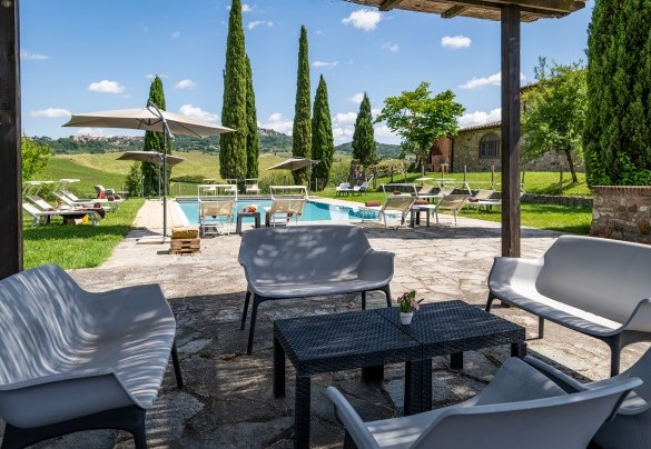 Il gazebo col salotto all’aperto nel solarium a bordo piscina - Le Colombelline