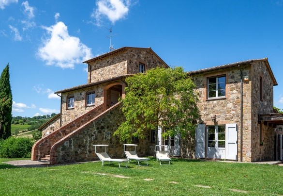 Il casale si sviluppa su tre livelli collegati anche da scala esterna - Le Colombelline