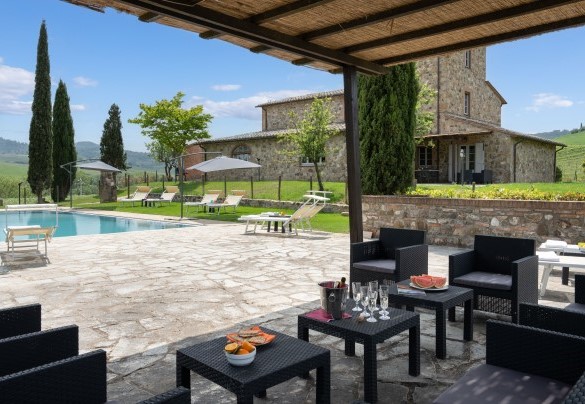 La pergola con salotto all’aperto in piscina - Le Colombelline
