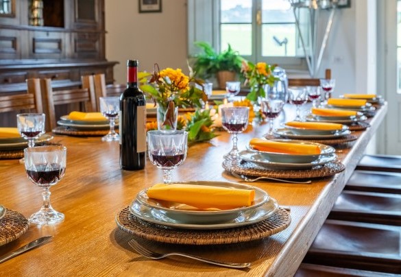 Sala da pranzo con uscita accanto alla pergola con tavolo da pranzo - Le Colombelline