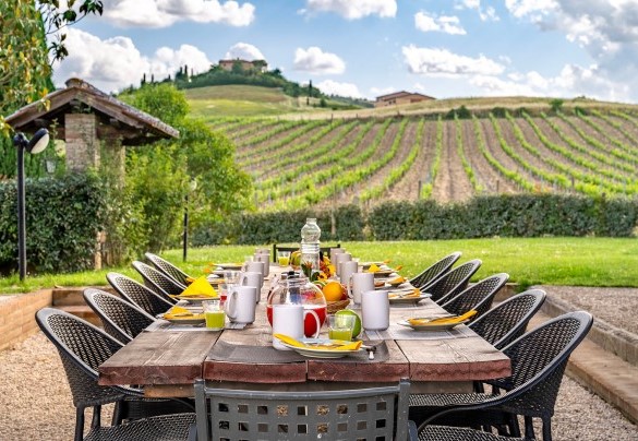 La pergola con tavolo da pranzo collegata alla sala da pranzo - Le Colombelline