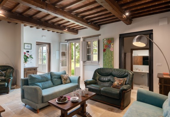 Il salotto comunicante con la cucina, l’ingresso principale, il bagno per ospiti - Le Colombelline