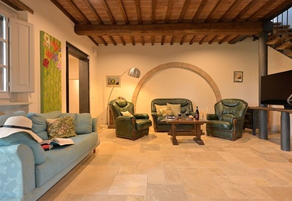 Living room with TV connected to the dining room and kitchen - Le Colombelline