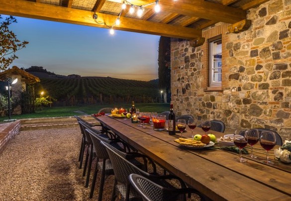 La pergola con tavolo da pranzo collegata alla sala da pranzo - Le Colombelline