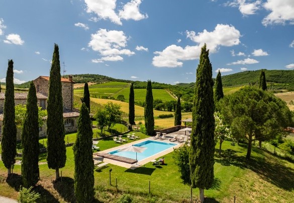 La piscina misura 12 x 6m con una profondità crescente da 0,90 m a 1,40 m - Le Colombelline