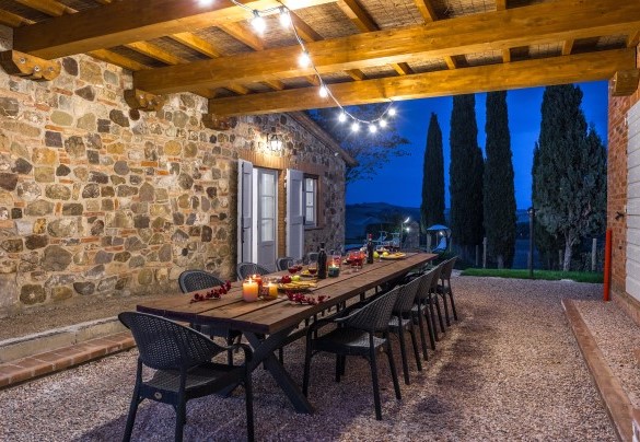 La pergola con tavolo da pranzo collegata alla sala da pranzo - Le Colombelline