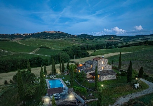 La proprietà e il borgo di Montepulciano sullo sfondo - Le Colombelline