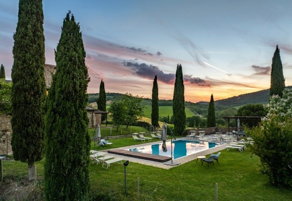 La piscina nelle luci del tramonto - Le Colombelline