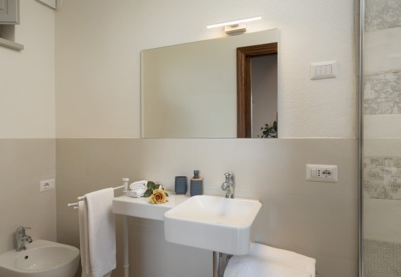 Bagno con doccia n.6 en-suite alla camera n.6. Secondo piano - Le Colombelline