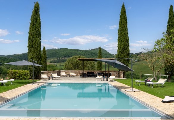 ll solarium in pietra circondato da prato ospita lettini, ombrelloni, tavolini e una pergola con salotto all’aperto - Le Colombelline