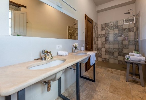 Bagno con doccia n.2 a servizio della camera n.2. Piano terra - Le Colombelline