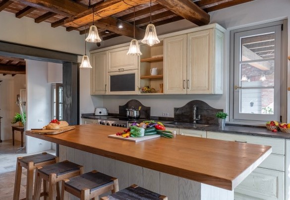 La cucina collegata alla sala da pranzo e al salotto, con uscita in giardino - Le Colombelline