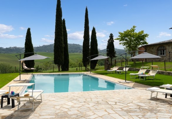 La piscina recintata dista 15 m dal casale, si trova in un terrazzamento leggermente inferiore al piano terra - Le Colombelline