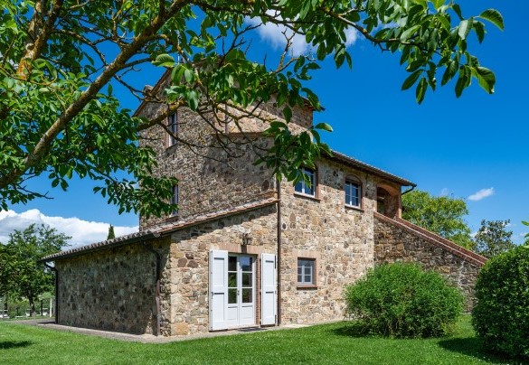 Il prato curato circonda il casale - Le Colombelline