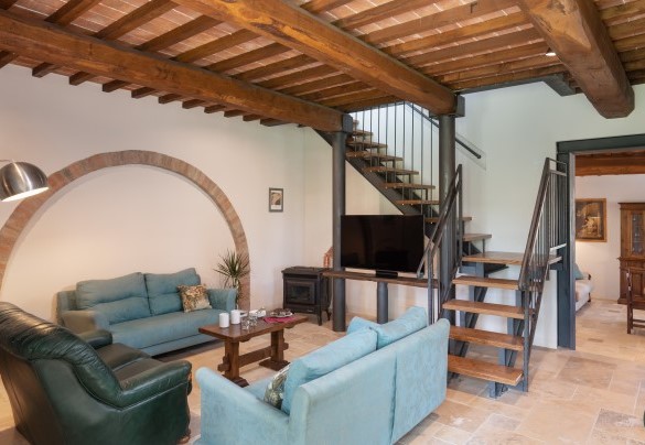 Il salotto comunicante con la sala da pranzo e la scala per i piani - Le Colombelline